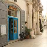 Da questo punto si diramano una serie di viuzze che portano sul mare: tutte strade popolate da osterie, trattorie, pub e locali serali che come detto ben si inseriscono nel contesto grazie alle porte in legno e le insegne sobrie